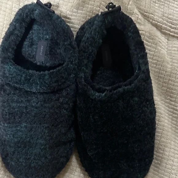 Skims Cozy green and black plaid house shoes. Size 40 US 9/10 - Picture 1 of 4